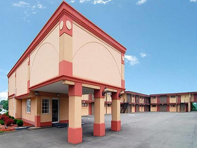 Super 8 By Wyndham Greensburg Hotel Exterior photo